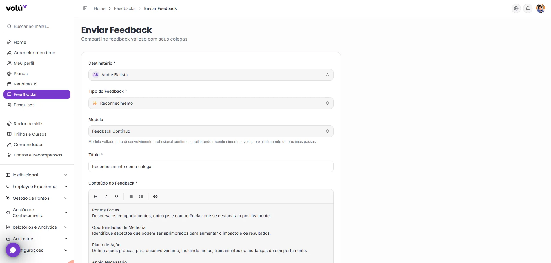 Tela Enviar Feedback da Volú: o formulário tem destinatário, tipo do feedback (reconhecimento), modelo e título, e o campo de conteúdo já vem organizado em Pontos Fortes, Oportunidades de Melhoria, Plano de Ação e Apoio Necessário.