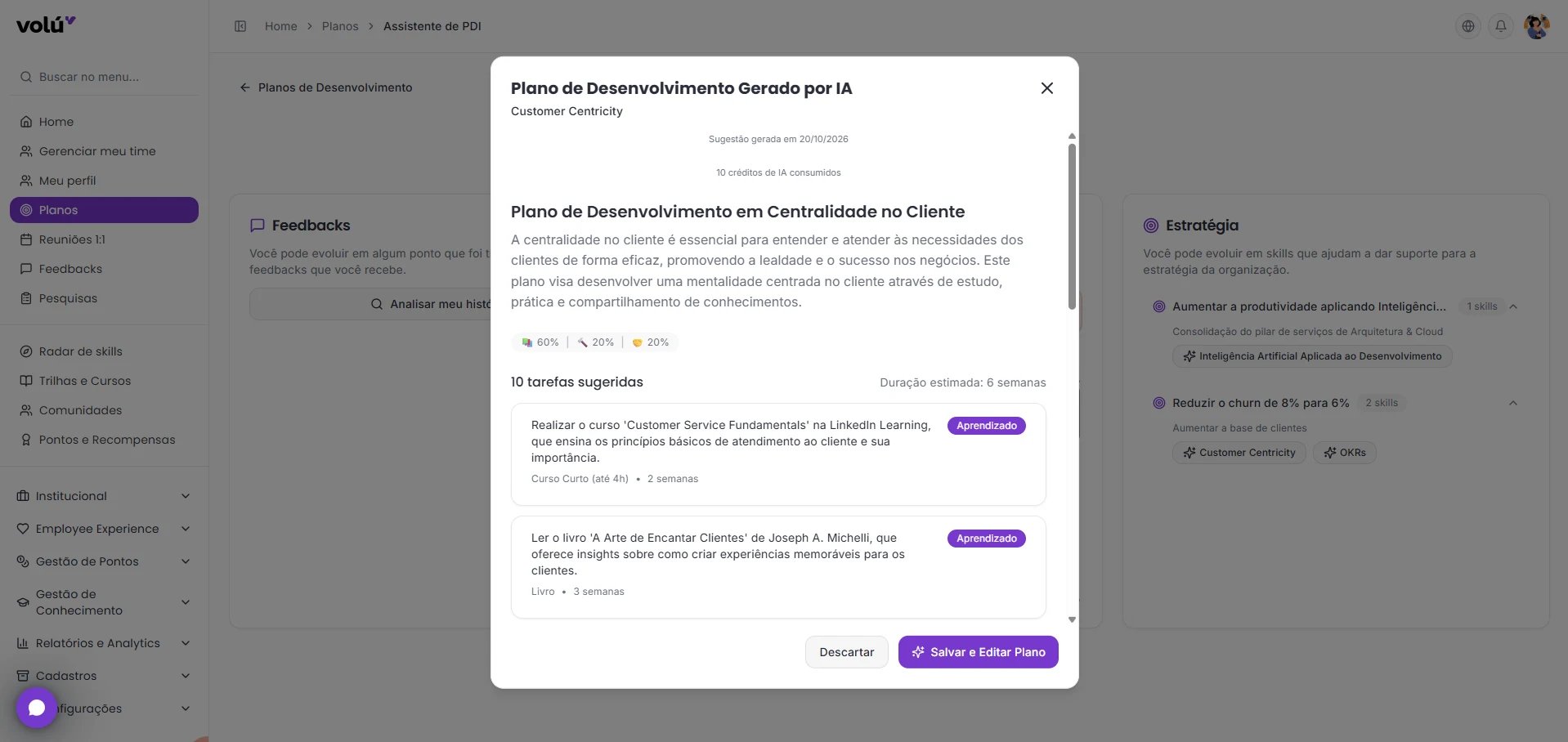 Janela do assistente de IA da Volú gerando um Plano de Desenvolvimento sobre centralidade no cliente: o plano traz a divisão entre estudo, prática e compartilhamento, dez tarefas sugeridas para seis semanas, e as opções de descartar ou salvar e editar.