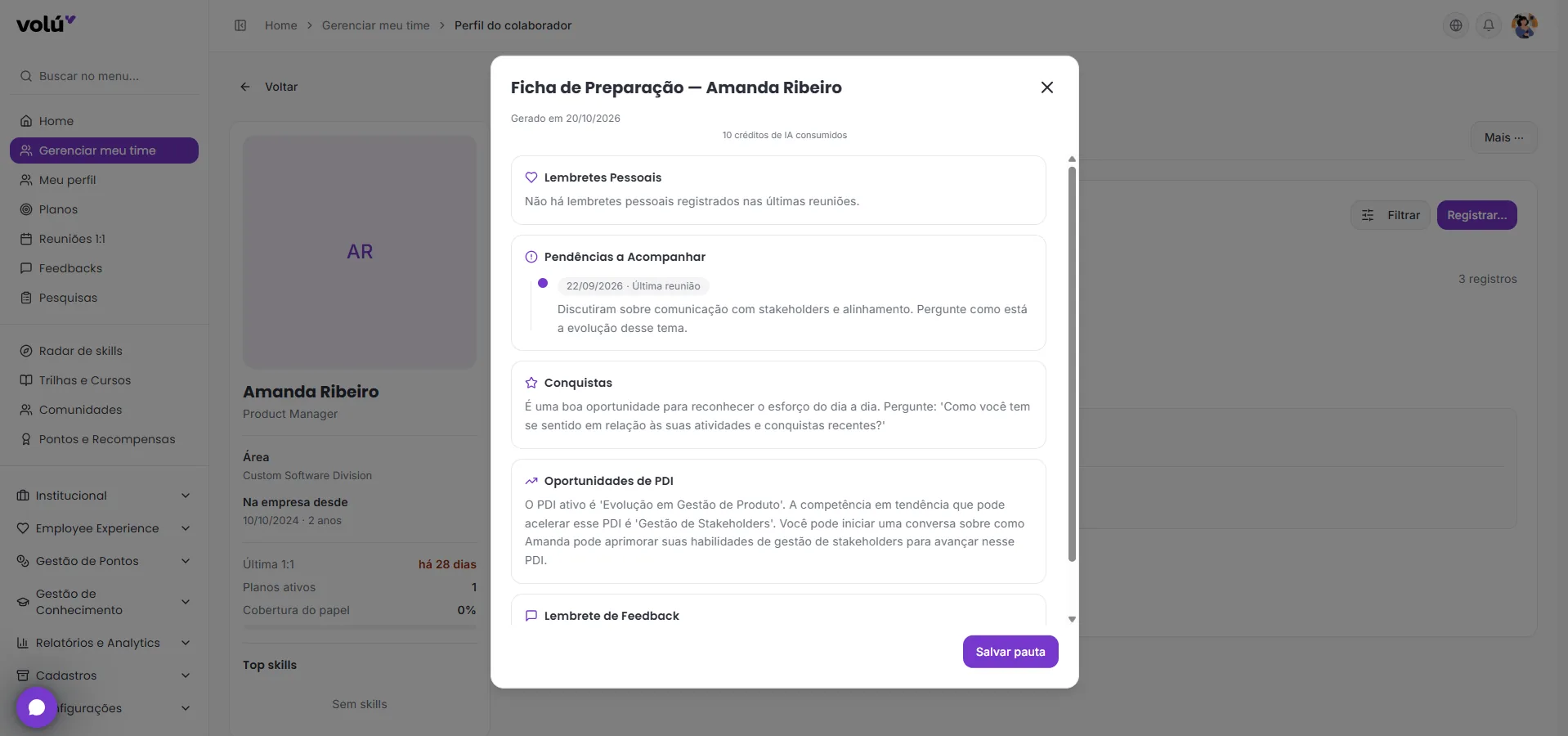 Janela Ficha de Preparação da Volú para uma reunião 1:1, aberta sobre o perfil da pessoa: os blocos Pendências a Acompanhar, Conquistas e Oportunidades de PDI trazem o que retomar da conversa anterior, o que reconhecer e qual competência pode acelerar o PDI ativo, e o botão Salvar pauta fecha a janela.